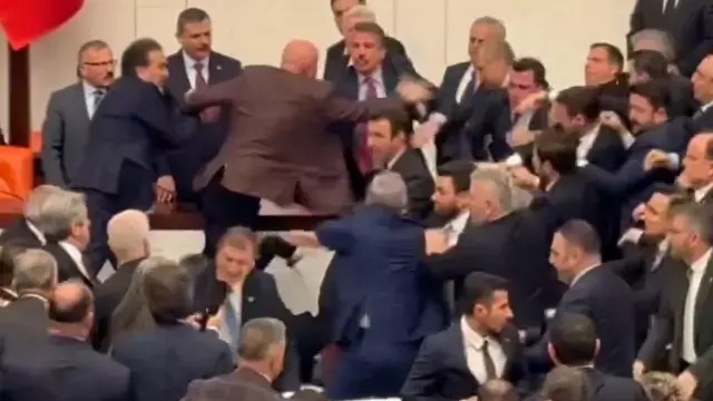 Meclis'te Akın Gürlek gerginliği! Kürsü işgal edildi, yumruklu kavga çıktı