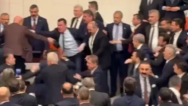 Meclis'te Akın Gürlek gerginliği! Kürsü işgal edildi, yumruklu kavga çıktı