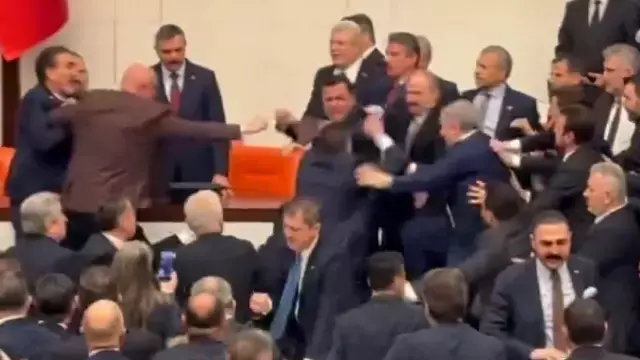 Meclis'te Akın Gürlek gerginliği! Kürsü işgal edildi, yumruklu kavga çıktı