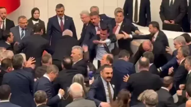 Meclis'te Akın Gürlek gerginliği! Kürsü işgal edildi, yumruklu kavga çıktı