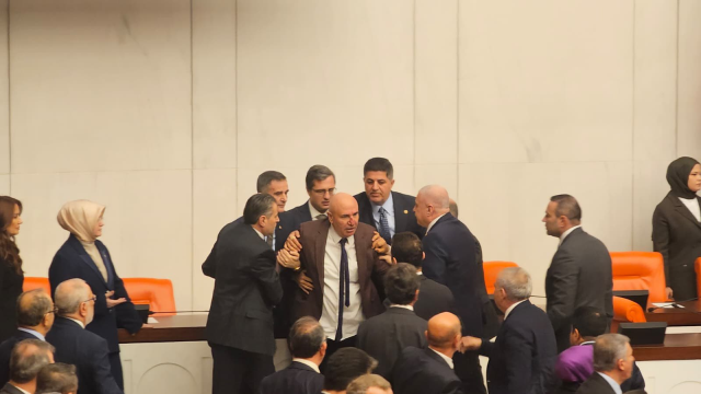 Meclis'te CHP'li vekiller k&uuml;rs&uuml;y&uuml; işgal etti, yumruklu kavga &ccedil;ıktı
