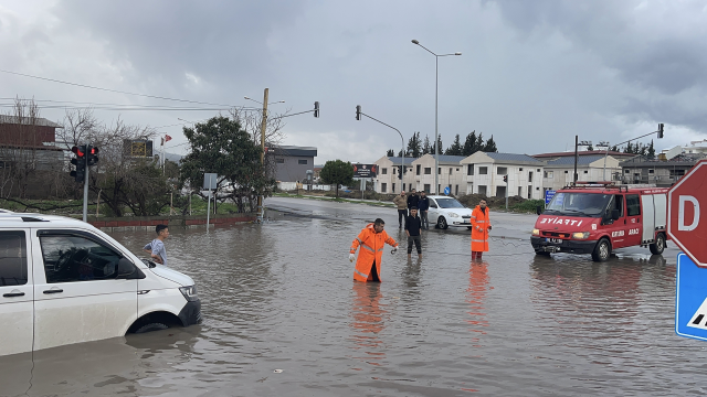 Osmaniye'de sağanak; yollar göle döndü, araçlar mahsur kaldı