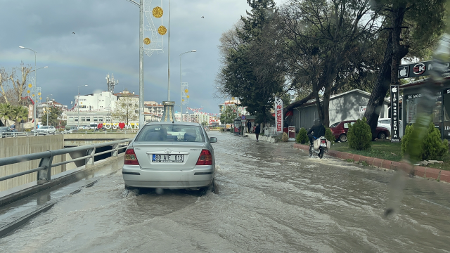 Osmaniye'de sağanak; yollar göle döndü, araçlar mahsur kaldı