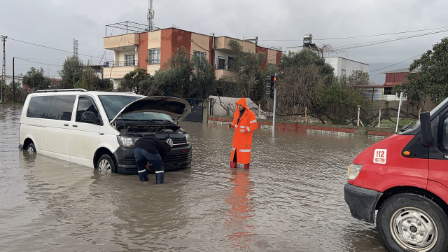 Osmaniye'de sağanak; yollar göle döndü, araçlar mahsur kaldı