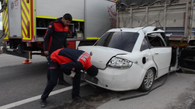 Cenaze yolunda feci kaza! TIR'a ok gibi saplandı