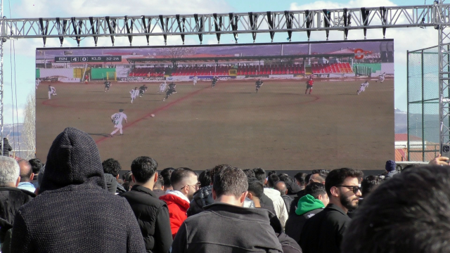 12 puan farkla liderler! Seyircisiz maçta dev ekran kuruldu, tam 7 gol attılar