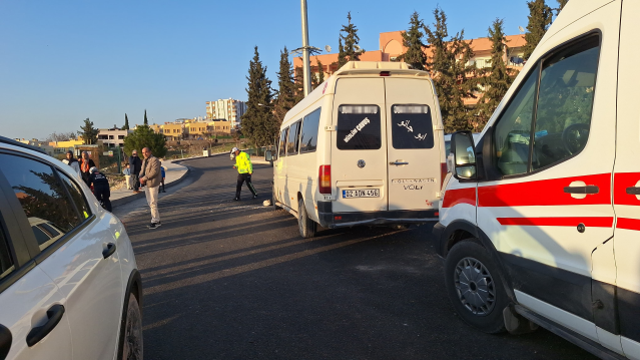 Tarım işçilerini taşıyan minibüs direğe çarptı: 1'i ağır 15 yaralı