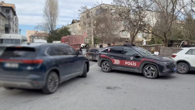 Uyuşturucu etkisindeki şahıs bıçakla dehşet saçtı: 4'ü polis 6 kişi yaralandı