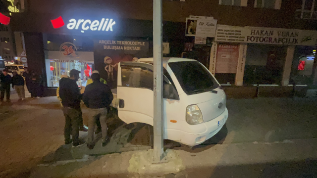 Çalıntı araçla yakıt alırken polisi gördü, kaçarken direğe çarptı