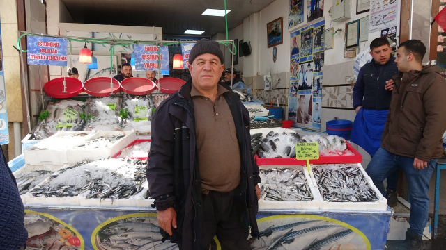 Kilis'te hamsi sevinci: Vatandaşlar çiğ çiğ yedi