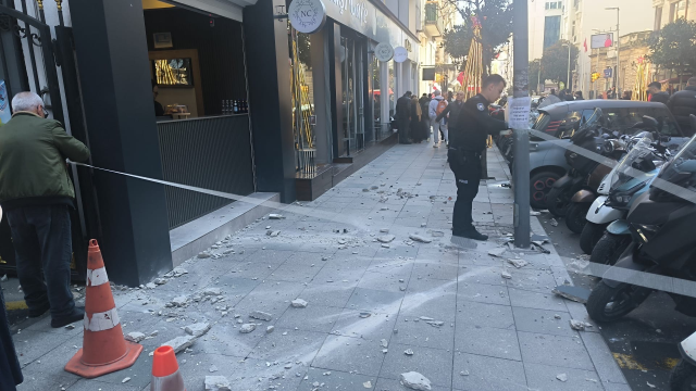 Resmen başlarına taş yağdı