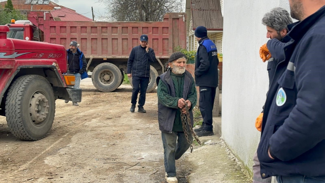 20 kamyon dolusu çöpü 25 yılda evinde biriktirmiş