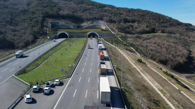 Kuzey Marmara Otoyolu'nda tünelde tanker devrildi; trafik yoğunluğu oluştu