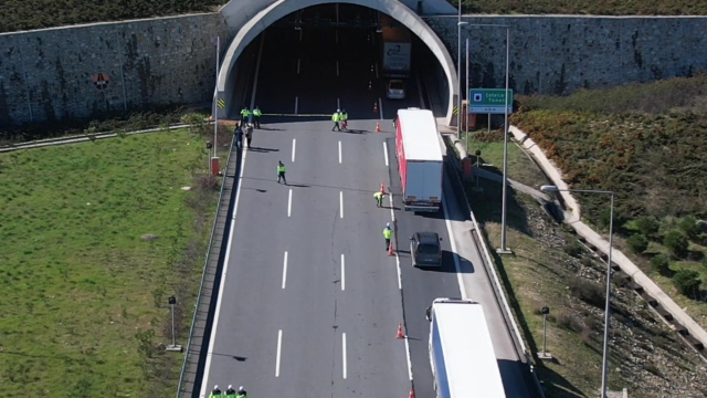 Kuzey Marmara Otoyolu'nda tünelde tanker devrildi; trafik yoğunluğu oluştu
