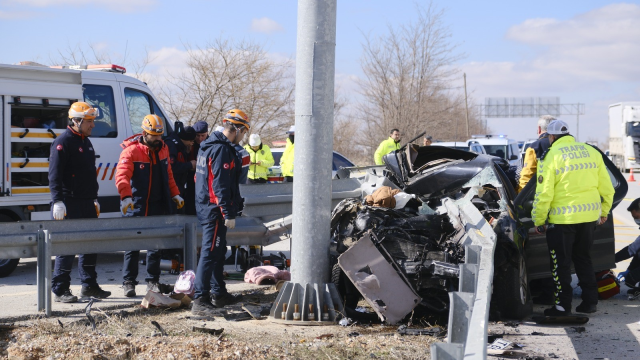 Otomobil bariyerlere ok gibi saplandı: Anne ve baba öldü, kız çocukları yaralandı