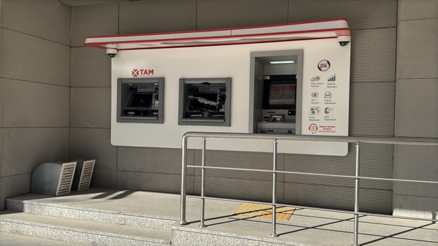 Para çekemeyince sinirlenip ATM'yi balyozla parçaladı
