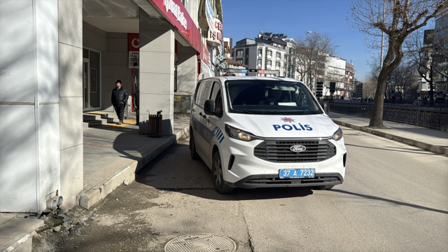 Para çekemeyince sinirlenip ATM'yi balyozla parçaladı