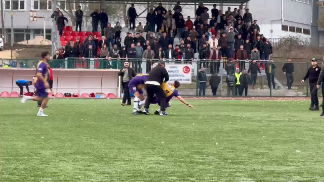 Amatör maçta saha karıştı: Bir futbolcu hastaneye kaldırıldı, 11 kırmızı kart çıktı
