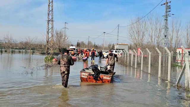 Edirne'de taşan su seviyesi yer yer 2.5 metreye yükseldi: Mahsur kalan hayvanlar kurtarılıyor