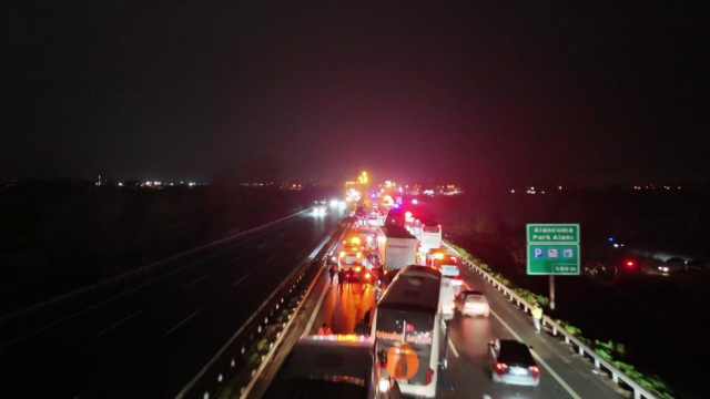 Sakarya'da 16 aracın karıştığı zincirleme kazada 4'ü ağır 13 yaralı: Olay yeri böyle görüntülendi