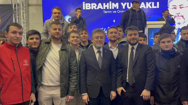 Bakan Yumaklı, gençlerle birlikte 'Kabe'de Hacılar' ilahisini söyledi