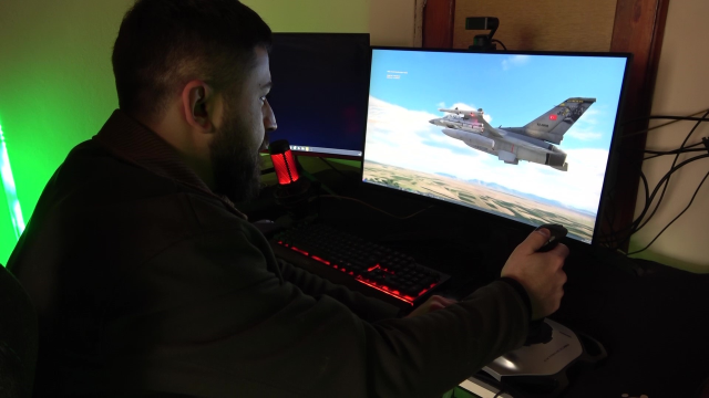 YouTuber gençten çatı katından sanal F-16 eğitimi