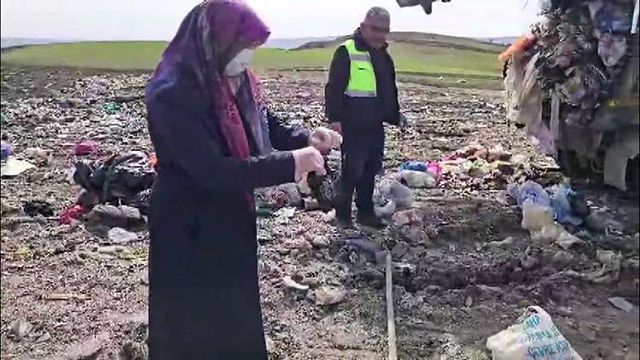 Lahana poşetinde sakladığı altınları çöpe atıldı