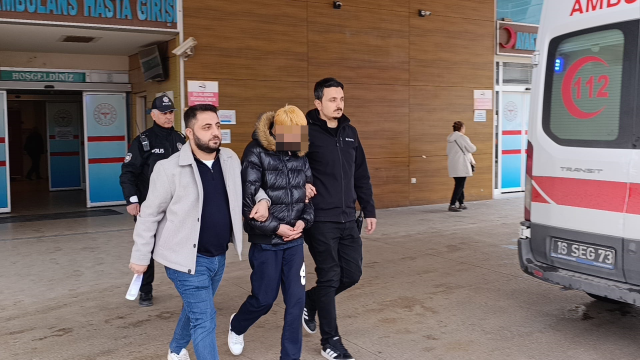 Camide yarı çıplak halde küfürlü şarkı söyledi