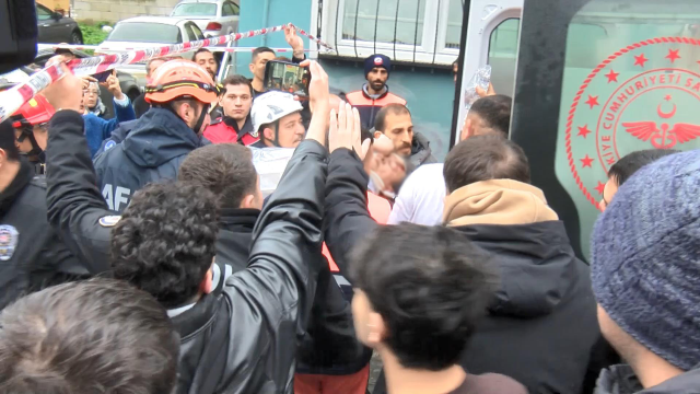 İstanbul Fatih'te iki bina çöktü! Enkaz altında kalanlar var