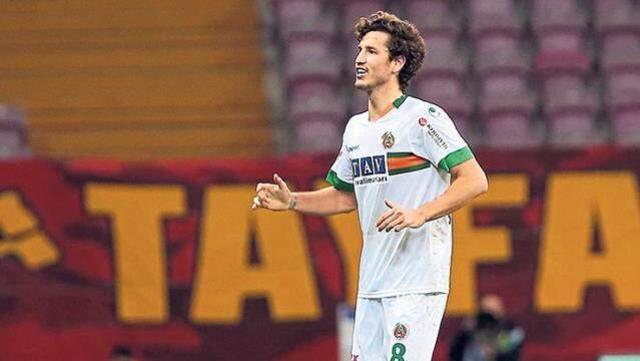 Salih Uçan, Beşiktaş ile 2+1 yıllık sözleşme imzaladı