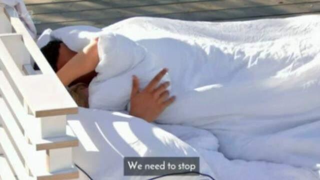 Kadın yarışmacı arkadaşının cinsel organını elledi! İzleyenler şaşkına döndü