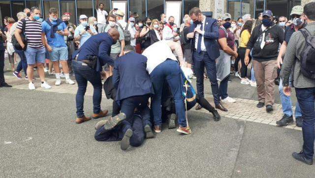 Fransa Cumhurbaşkanına tapınak ziyareti sırasında 'Macron, sen bir ateistsin' tepkisi