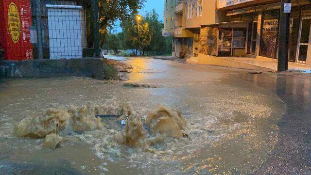 Bursa'da sel vatandaşları uykuda yakaladı! Dere taştı, mahalleleri su bastı