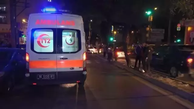 Husumetli iki grup arasında silahlı çatışma! Mahalleli saklanacak yer aradı, yoldan geçen bir kişi göğsünden vuruldu