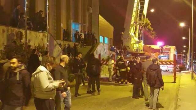 5 katlı öğrenci yurdunun çatısında tadilat sırasında yangın çıktı