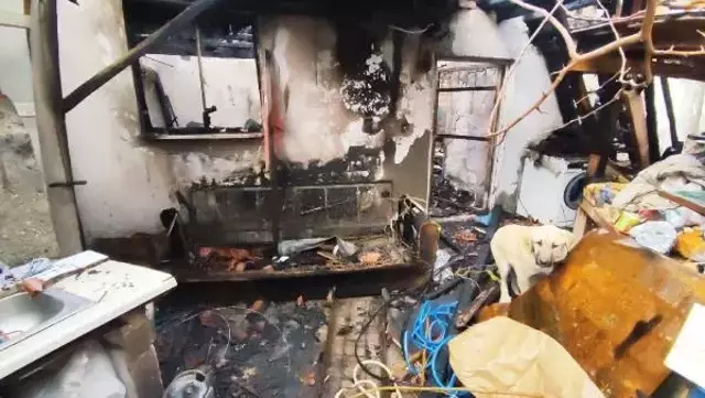 Madde bağımlısı oğulları evi yaktı, otomobilde kalıyorlar