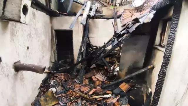 Madde bağımlısı oğulları evi yaktı, otomobilde kalıyorlar