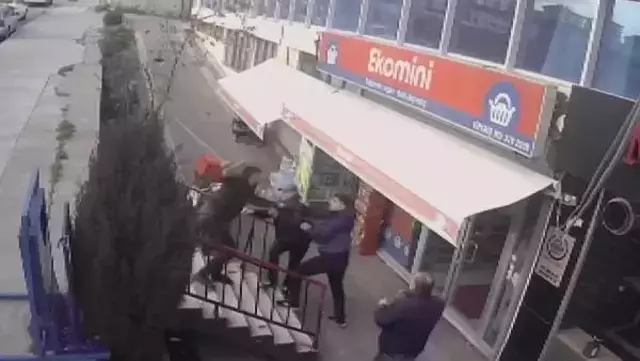 Esnaf, tırnakçılık yapan hırsızı pişman etti! Fırçayla saldırıp son vuruşu uçan tekmeyle yaptı