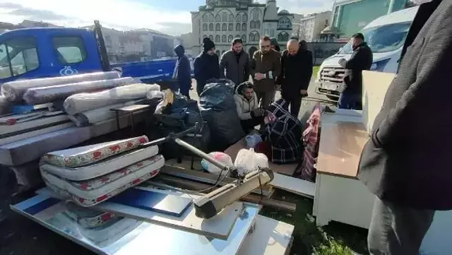 Bir gören bir daha baktı! Karısıyla barışan sevgilisi tarafından eşyalarıyla birlikte sokağa atıldı