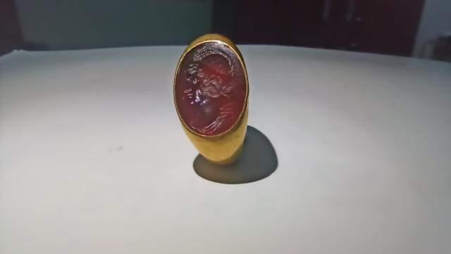 Çorum'da topraktan çıkarıp sır gibi saklamış! Defineciyi yakalayan jandarma, tarihi yüzüğü ele geçirdi