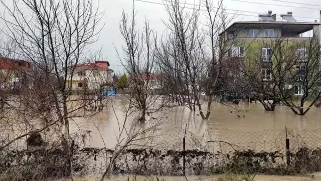 Sağanak yağış sonrası dere taştı, evlerinde mahsur kalan 8 kişilik aile botla kurtarıldı
