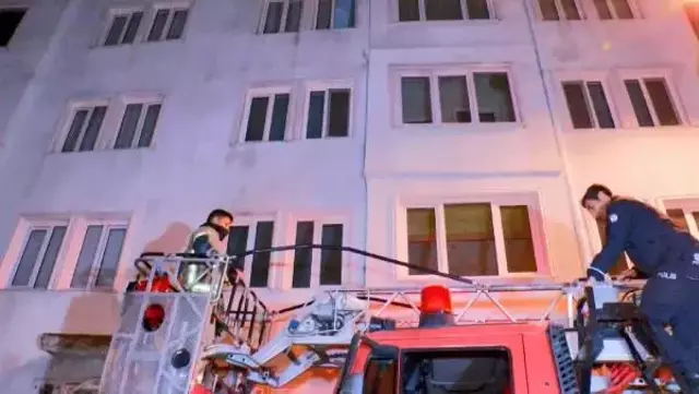 Yakınları haber alamadı, itfaiye merdiveni ile girilen evinde uyurken bulundu