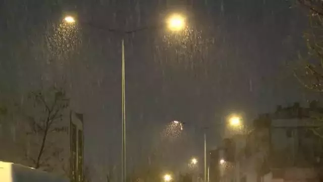 İstanbul'da beklenen kar yağışı başladı! Etkisini giderek artırıyor