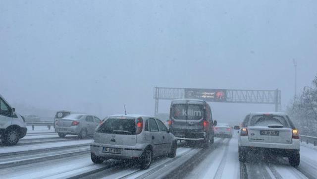 İstanbul'da kar kalınlığı 85 santimetreye ulaştı! İşte megakentten afet görüntüleri