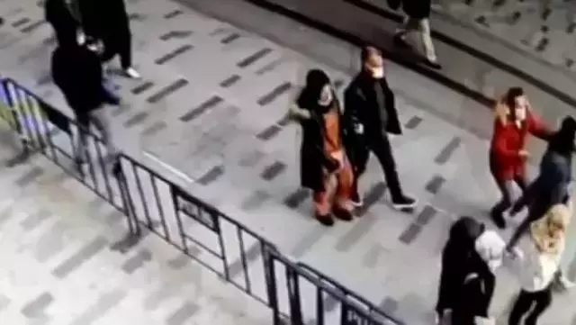 İstiklal Caddesi'nde film görüntülerini aratmayacak anlar! Şüpheliyi üzerine atlayarak yakaladılar