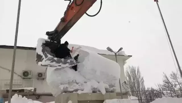 Polisler kepçeyle çıkıp, Atatürk büstünü kardan temizledi
