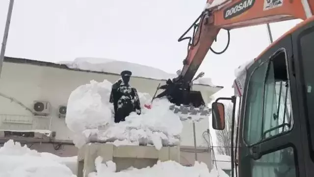 Polisler kepçeyle çıkıp, Atatürk büstünü kardan temizledi