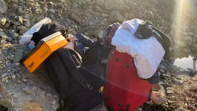 İnşaat işçilerinin kaldığı 8 konteyner, elektrik kontağından çıkan yangın sonrası cayır cayır yandı