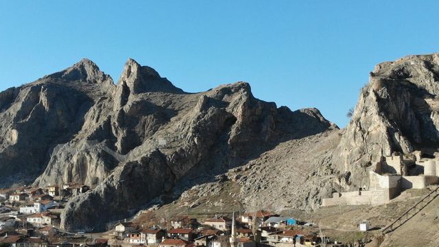 Tesadüfen fark edildi: Tokat Kalesi'nde beliren insan silueti dikkat çekiyor