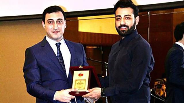 İzmirli sanatçı Armağan Zengin'e Azerbaycan'da büyük onur!